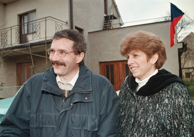 Předseda KDU-ČSL Josef Lux s manželkou Věrou na snímku z roku 1999. Foto: ČTK