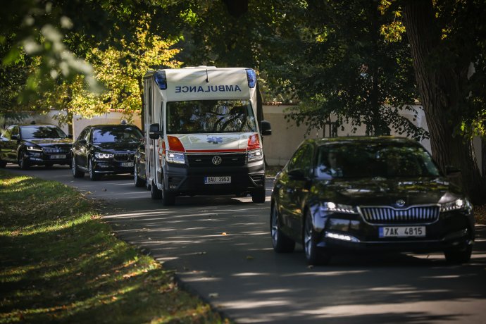 Ambulance vyjíždějící ze zámku Lány. Foto: Gabriel Kuchta, Deník N