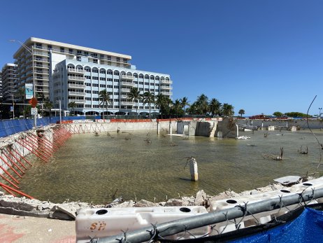 Základy domu ve floridském městě Surfside, v jehož troskách 24. června zemřelo 98 lidí. Množství vody, které tam stále je, ukazuje, jak masivní její účinek na stabilitu domu měla. Foto: Jana Ciglerová, Deník N
