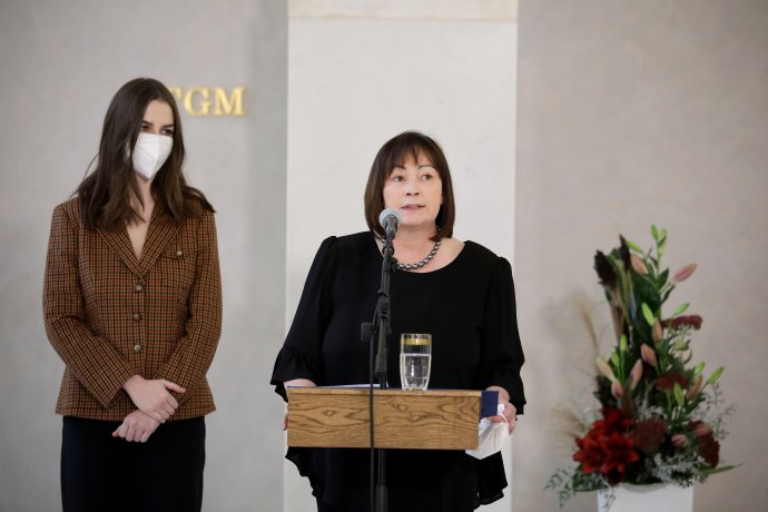 Ivana Zemanová s dcerou Kateřinou předstoupily před novináře místo pracovníků Hradu. Foto: Ludvík Hradilek, Deník N