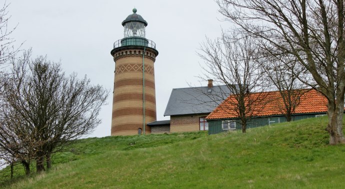 Maják a další budovy na ostrově Sprogø, na které má, dnes už spíš mělo, hrůzné vzpomínky několik stovek Dánek. Foto: Jette Rasmussen, Adobe Stock