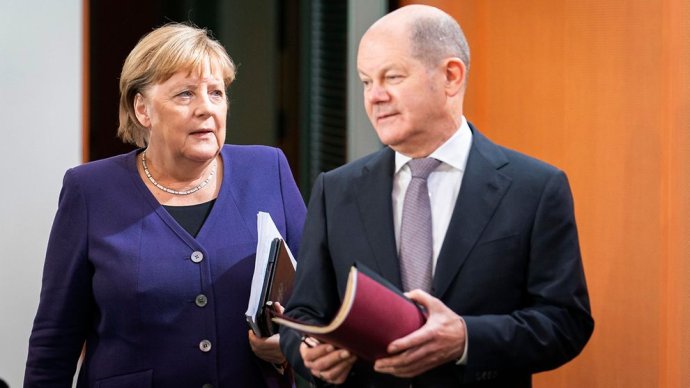Odcházející kancléřka Merkelová (CDU) a nový kancléř Olaf Scholz (SPD). Foto: Kugler, Bundesregierung