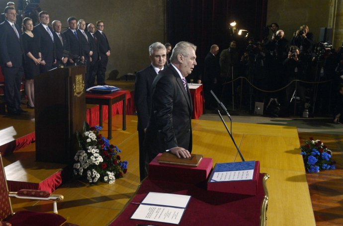 Zeman přísahal coby prezident na Ústavu dvakrát. Pak si s ní ale pokaždé dělal, co ho napadlo. Foto: ČTK