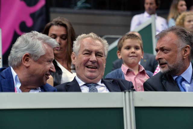 Miroslav Černošek (vlevo) společně s prezidentem Milošem Zemanem během finále Fed Cupu v roce 2014. Foto: ČTK / Doležal Michal