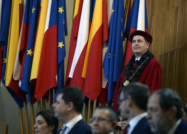Končícího rektora Univerzity Karlovy Tomáše Zimu chtějí nahradit lékařka Milena Králíčková a historik Michal Stehlík. Oba naznačují, že po osmi letech Zimova vedení chtějí přinést škole změnu. Foto: ČTK