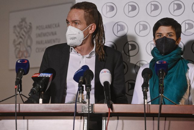 Ivan Bartoš a Olga Richterová. Na snímku zároveň je polovina současného pirátského poslaneckého klubu, strana má jen čtyři mandáty. Foto: ČTK