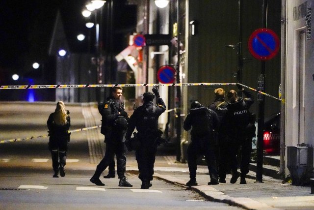 Útočník ozbrojený lukem a šípy dnes večer zabil ve městě Kogsberg na jihu Norska několik lidí a další zranil. Foto: ČTK, AP