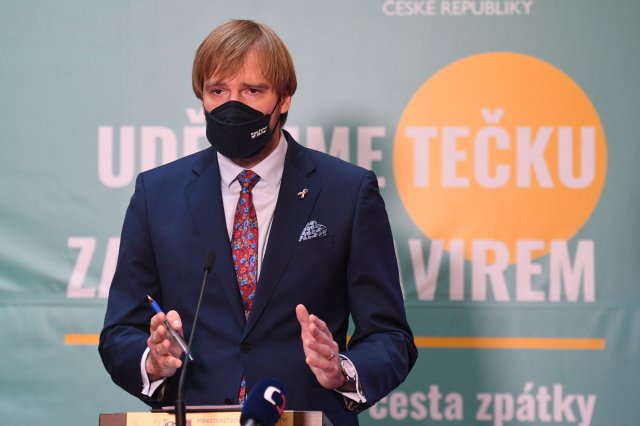 Ministr zdravotnictví Adam Vojtěch nezmínil důležitou výjimku, která umožní řadě lidí dále pracovat bez respirátoru. Foto: ČTK