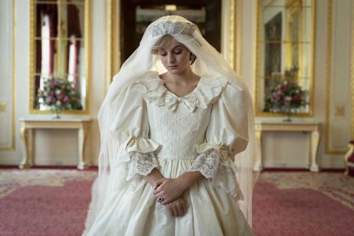 Emma Corrin jako Diana ve svatebních šatech v seriálu Koruna. Už jenom tahle fotografie se pro mnoho médií a fanoušků Diany stala zprávou. Foto: Netflix