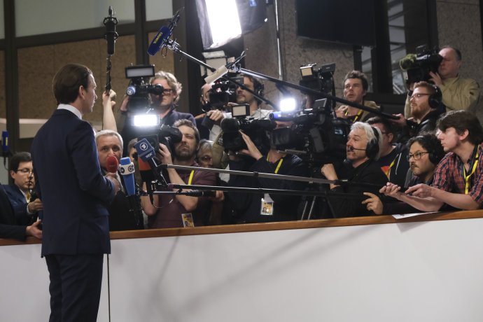 Už podruhé padlý, stále však ne na odpis a mladý. Odstoupivší rakouský kancléř možná ani tentokrát neopouští záři reflektorů nadlouho. Foto: EU