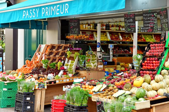 V plastu zabalenou zeleninu, např. kukuřici a bylinky jako v tomto obchodě letos v Paříži, už ve Francii brzy asi neseženete. Foto: PackShot, Adobe Stock