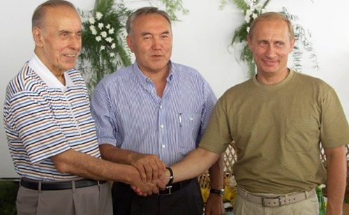Vladimir Putin (vpravo) v roce 2001 v Soči s Hejdarem Alijevem a Nursultanem Nazarbajevem. Foto: Kreml, kremlin.ru