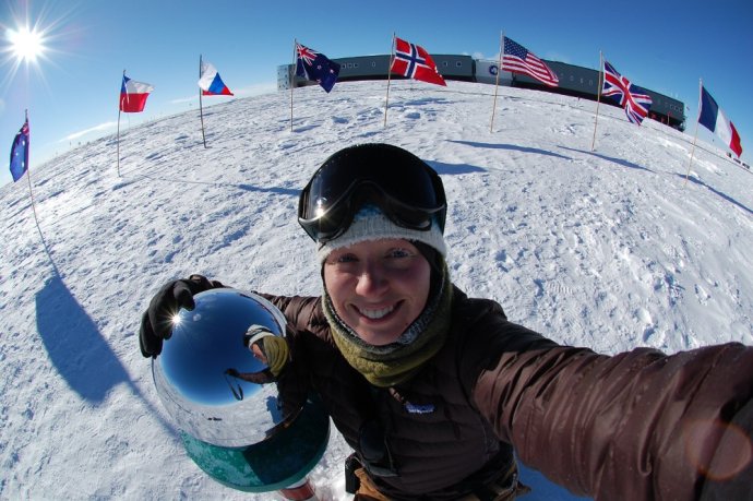 Výzkumnice Christina Schultzová na Jižním pólu. Ilustrační foto: NOAA