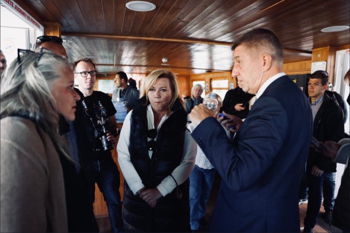 Premiér Andrej Babiš vypovídá novináře Respektu z předvolební akce na parníku. Foto: Milan Jaroš, Respekt