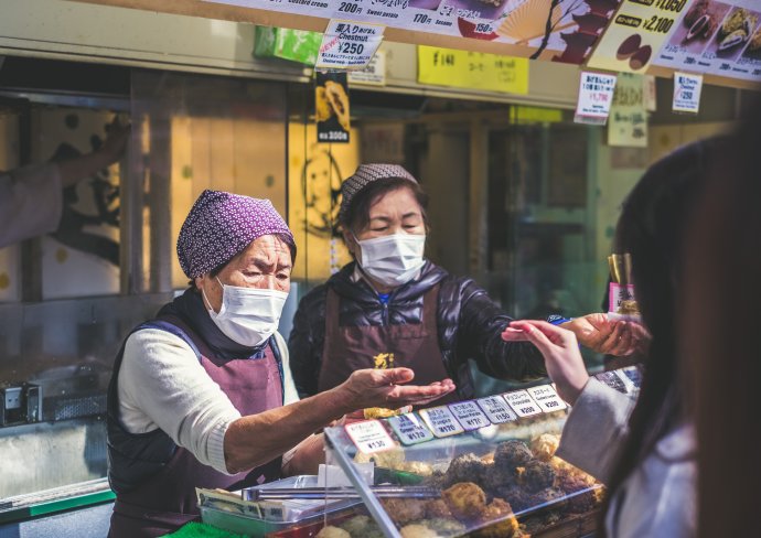 Japonsko zmírňuje protiepidemická opatření. Asi 102 tisíc podniků v Tokiu ode dneška může začít nalévat něco ostřejšího i po osmé hodině večerní. S rouškami se ale pořád počítá. Foto: Jérémy Stenuit, Unsplash