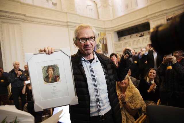 Pronásledovaný švédský karikaturista Lars Vilks s dánským oceněním Sapfó za odvahu prosazovat svobodu projevu. Foto: Carsten Bundgaard, ČTK, Denmark Out