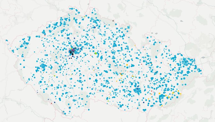 V roce 2017 zhruba dvě hodiny od začátku sčítání přicházely výsledky ze všech částí země. S přibývajícím časem se ale zpracovávání hlasů do velké míry koncentrovalo do pražských obvodů. Mapa: Deník N/Daniel Kerekes.