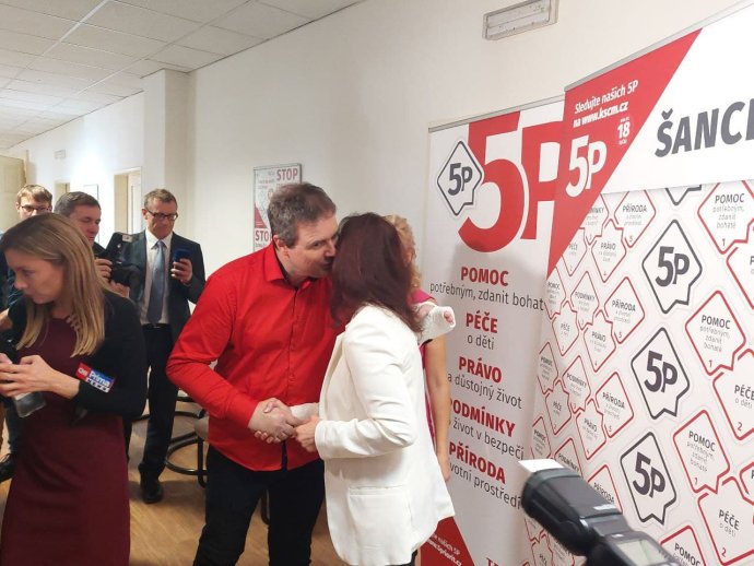 Do volebního štábu KSČM dorazila lídryně pražské kandidátky Marta Semelová. Foto: Iva Bezděková