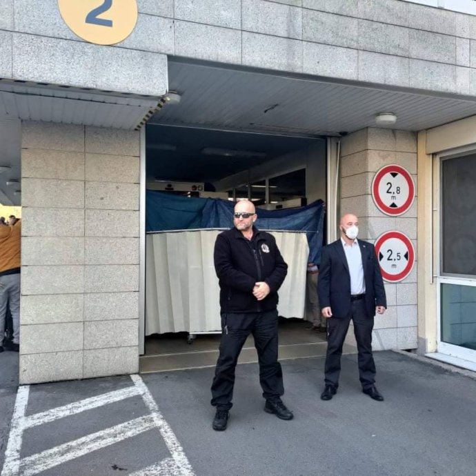 Převoz prezidenta Miloše Zemana do Ústřední vojenské nemocnice v Praze. Foto: Deník N