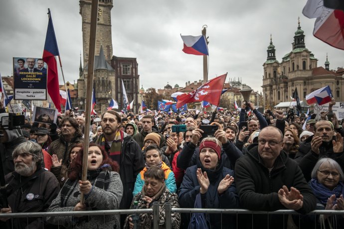 Demonstrace proti epidemickým opatřením na Staroměstském náměstí. Foto: Gabriel Kuchta, Deník N