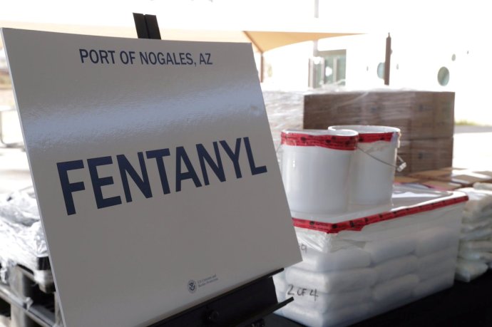 Nejvíc mrtvých na předávkování mají Spojené státy a ze všech drog tu nejvíc lidí zabíjí fentanyl. Je masově rozšířený i proto, že se snadno pašuje. Na snímku zásilka, kterou američtí celníci zabavili v kamionu na přechodu z Mexika do Arizony. Foto: U.S. Customs and Border Protection, Reuters