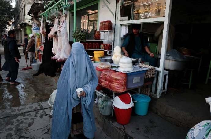 Ilustrační foto: Žena s kelímkem mléka, který dostala od prodejce na tržišti v Kábulu. Foto: Zohra Bensemraová, Reuters