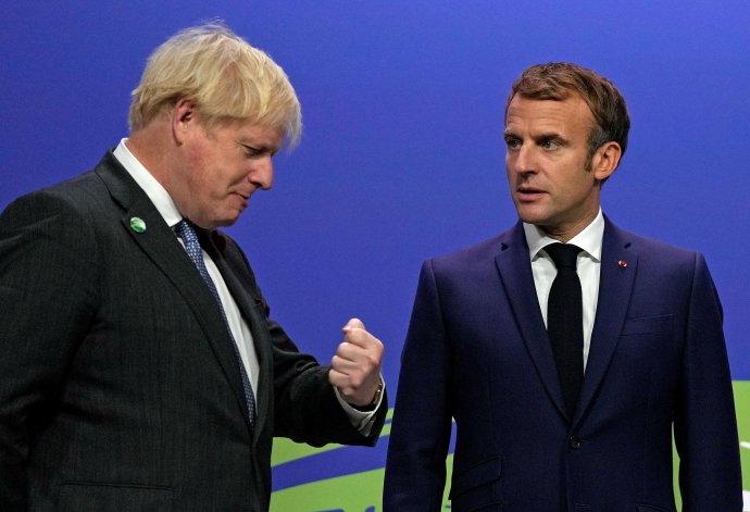 Britský premiér Boris Johnson a francouzský prezident Emmanuel Macron při příjezdu na klimatický summit OSN COP26 v Glasgow. Foto: Christopher Furlong, Reuters