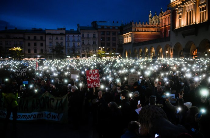 „Už žádnou další!“ Jedna z demonstrací proti potratovému zákonu a za ženy, které kvůli němu zemřel. Krakov, 7. listopadu 2021. Foto: Alex Bona / SOPA Images / Sipa USA / Reuters