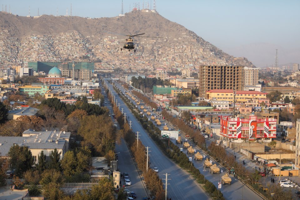 Afghánský Tálibán uspořádal vojenskou přehlídku v Kábulu – s transportéry M117 americké výroby ukořistěnými afghánské armádě. Mnozí vojáci měli americké útočné pušky M-4. Nad nimi letěly ruské vrtulníky Mi-17. Foto: Ali Chara, Reuters