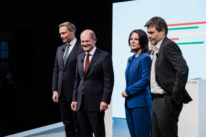 Šéfové nové německé vládní koalice Christian Lindner (FDP), budoucí kancléř Scholz (SPD), Baerbocková a Robert Habeck (Zelení). Foto: Ralph Pache, PressCov / Sipa USA / Reuters