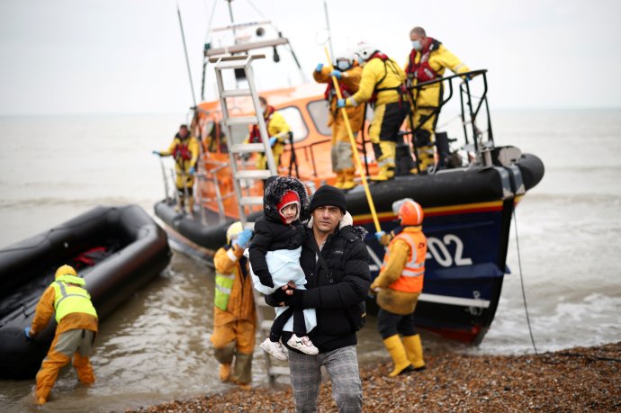 Nelegální migranti zachránění v Lamanšském průlivu a přivezení na britský břeh v Dungeness. Foto: Henry Nicholls, Reuters