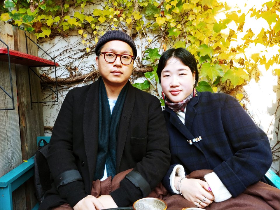 Kim Wonu a Pak-Čchä Tallä (Park-Chae Dalle) během rozhovoru s Deníkem N v Jihlavě. Foto: Magdalena Slezáková, Deník N