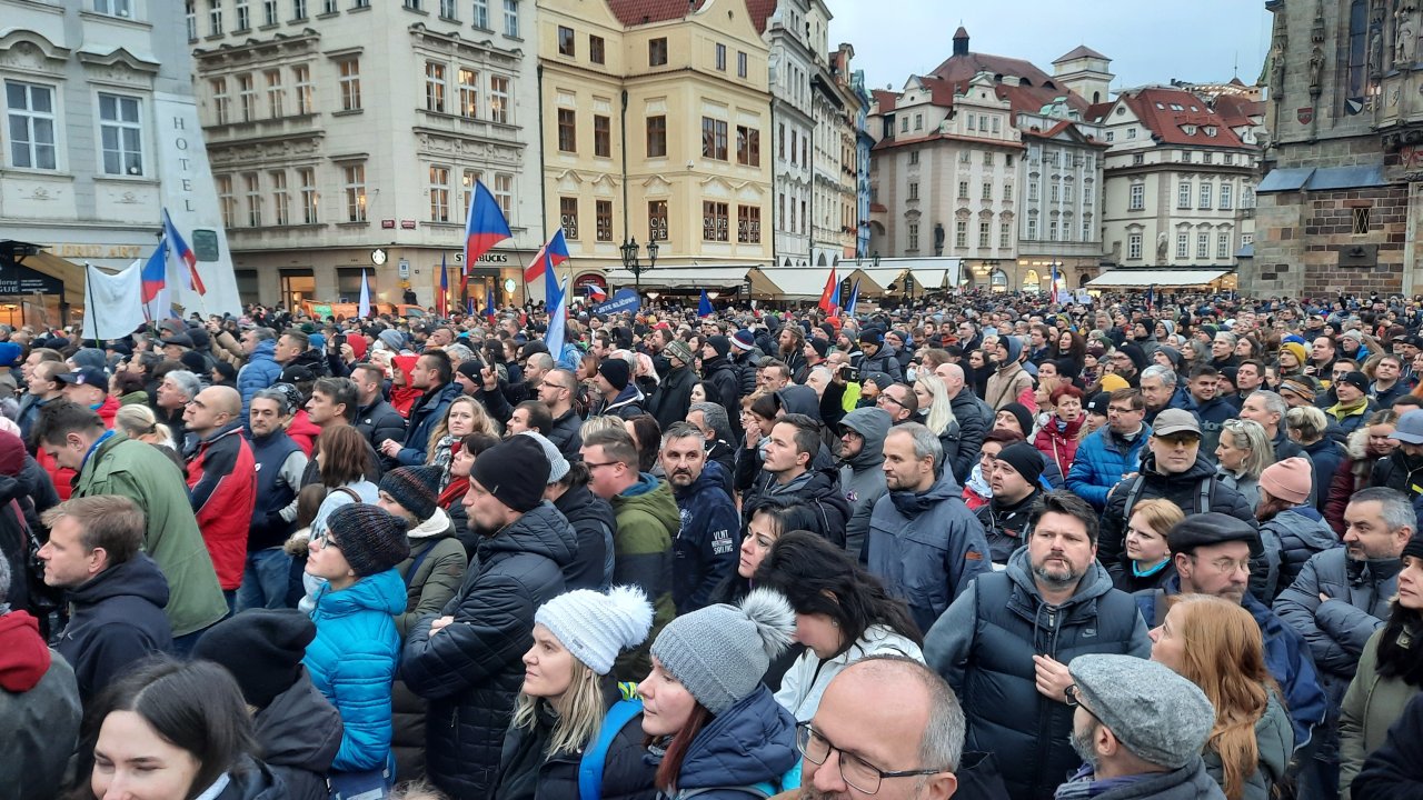 Odpůrci covidových restrikcí na Staroměstském náměstí v Praze. Foto: Jan Moláček, Deník N