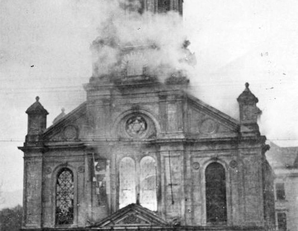Vypálená synagoga v Liberci, „křišťálová noc“ v listopadu 1938. Foto: Federace židovských obcí