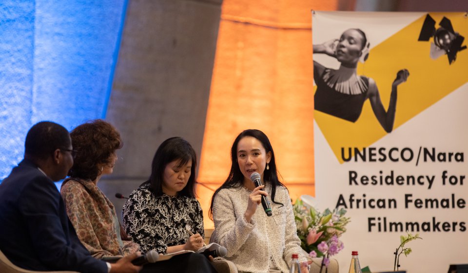 Naomi Kawaseová (vpravo) na loňské tiskové konferenci k projektu podpory mladých filmařek v Africe. Foto: UNESCO, Flickr CC BY-NC-ND 2.0