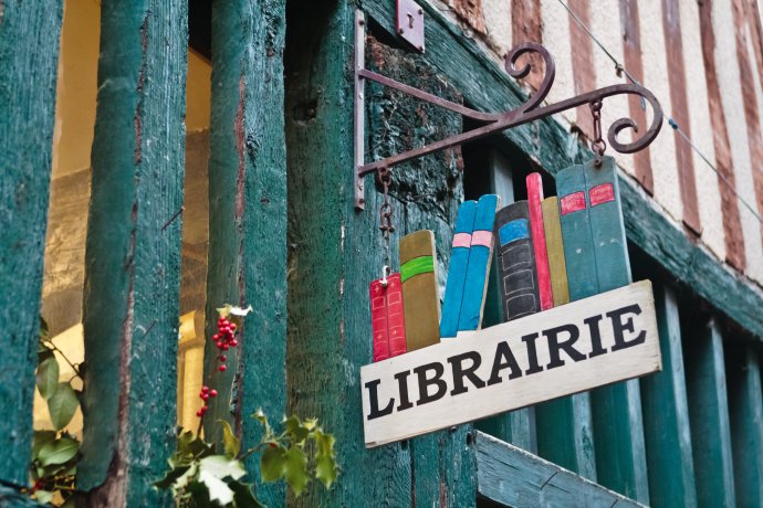 Vývěsní štít knihkupectví ve francouzském Limoges. Půvab tradičních obchodů se v boji střetává s velkými e-shopy jako Amazon. Ty jsou sice méně půvabné, přesto lákají zákazníky ve velkém. Foto: PhilippeGraillePhoto, Adobe Stock