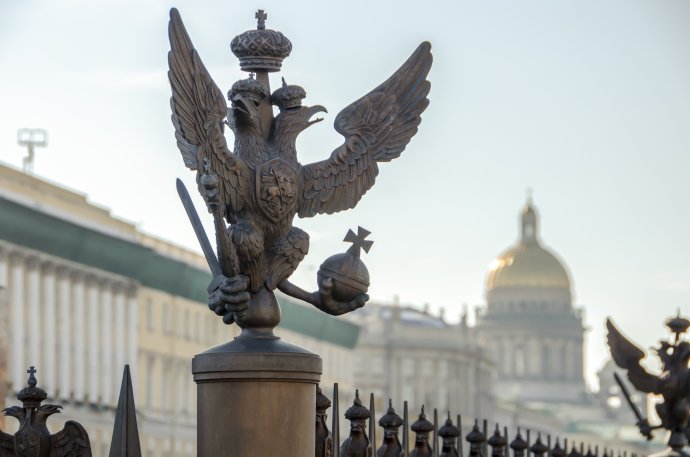 Rusko sebe stále vidí jako supervelmoc, která ví nejlépe, co je pro ostatní správné (na snímku dvojhlavý ruský orel na Alexandrově sloupu u Zimního paláce v Petrohradu). Ilustrační foto: Adobe Stock