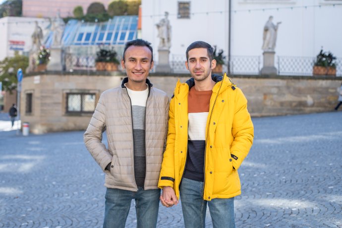 Artemis a Ali jsou v Brně. Chtějí i odtud pomáhat gayům v Afghánistánu. Foto: Karolína Poláčková, Deník N