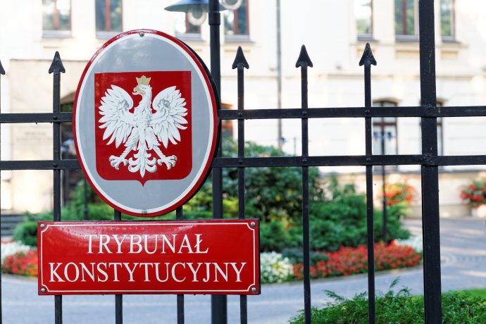 Cedule na plotě u sídla polského Ústavního tribunálu ve Varšavě. Foto: Mat Symanski, Adobe Stock