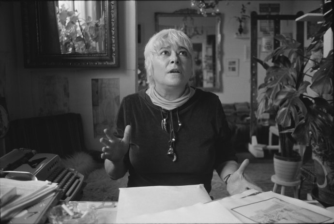 Ester Krumbachová ve svém bytě, 80. léta. Archiv Libuše Jarcovjákové