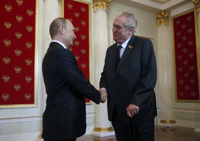 Tak teď poněkud jinak. Jako rovný s rovný s rovným (Vladimir Putin a Miloš Zeman). Ilustrační foto: ČTK/AP