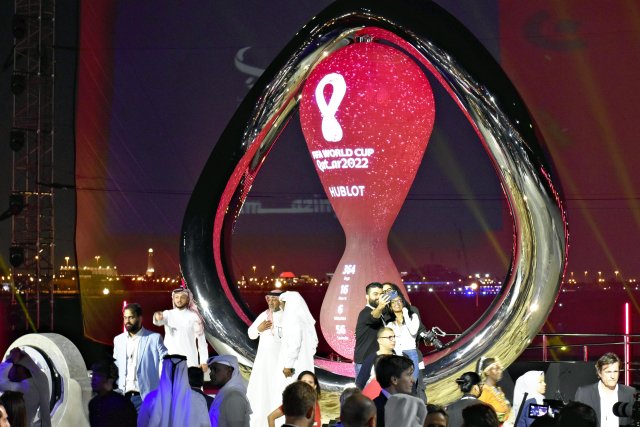 V Kataru odhalili hodiny, které odpočítávají poslední rok do zahájení mistrovství světa ve fotbale. Foto: ČTK/AP/Satoru Hoshi, Yomiuri