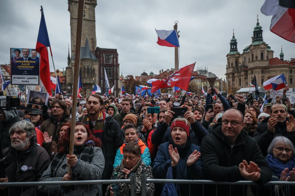 Na Staroměstském náměstí se sešlo několik tisíc odpůrců protivládních opatření. Foto: Gabriel Kuchta, Deník N