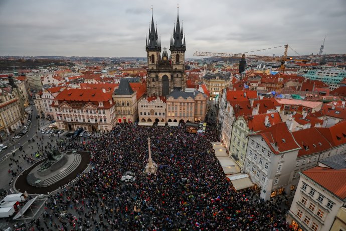 Demonstrace proti pandemickým opatřením 17. listopadu na pražském Staroměstském náměstí. Foto: Gabriel Kuchta, Deník N