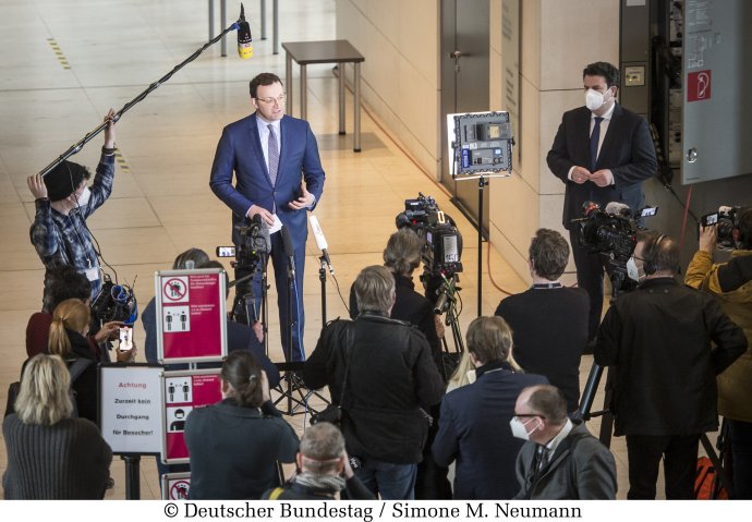 Německý ministr zdravotnictví Jens Spahn před novináři. Foto: Simone Neumannová, Bundestag