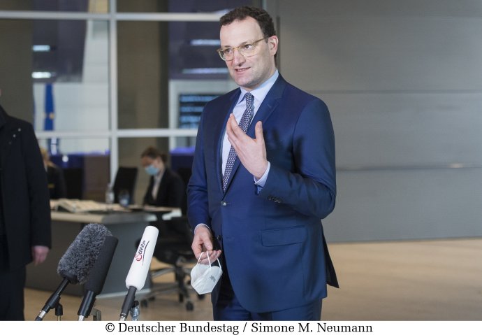 „V podstatě každý v Německu bude pravděpodobně do konce zimy očkovaný, uzdravený, nebo mrtvý.“ Německý ministr zdravotnictví Jens Spahn (CDU/CSU). Foto: Simone Neumannová, Bundestag