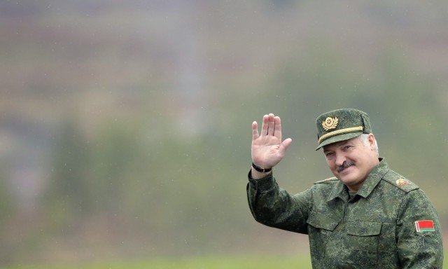 Běloruský diktátor Alexandr Lukašenko na vojenském cvičení. Foto: ČTK