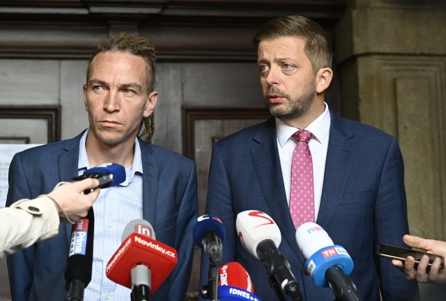 Předseda STAN Vít Rakušan (vpravo) a šéf Pirátů Ivan Bartoš. Foto: ČTK