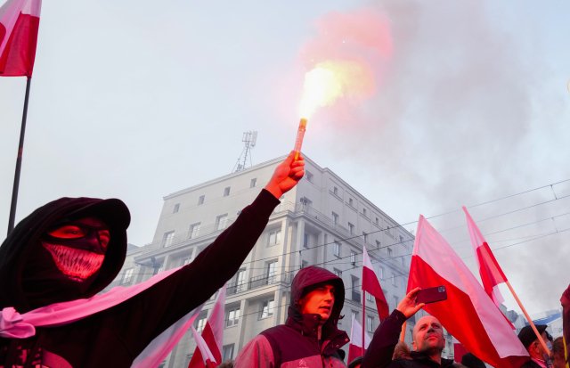 Masky, zábavní pyrotechnika, protievropská a fašistická hesla. To je již tradiční obrázek z oslav největšího polského svátku ve Varšavě. Foto: ČTK/AP