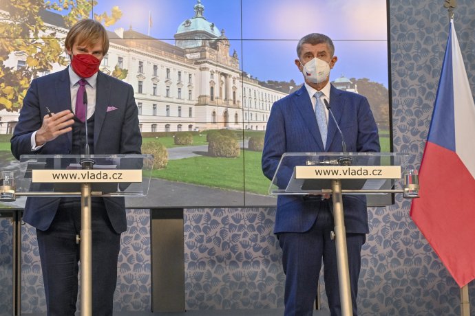 Ministr zdravotnictví Adam Vojtěch (vlevo) a premiér Andrej Babiš. Foto: ČTK / Vít Šimánek